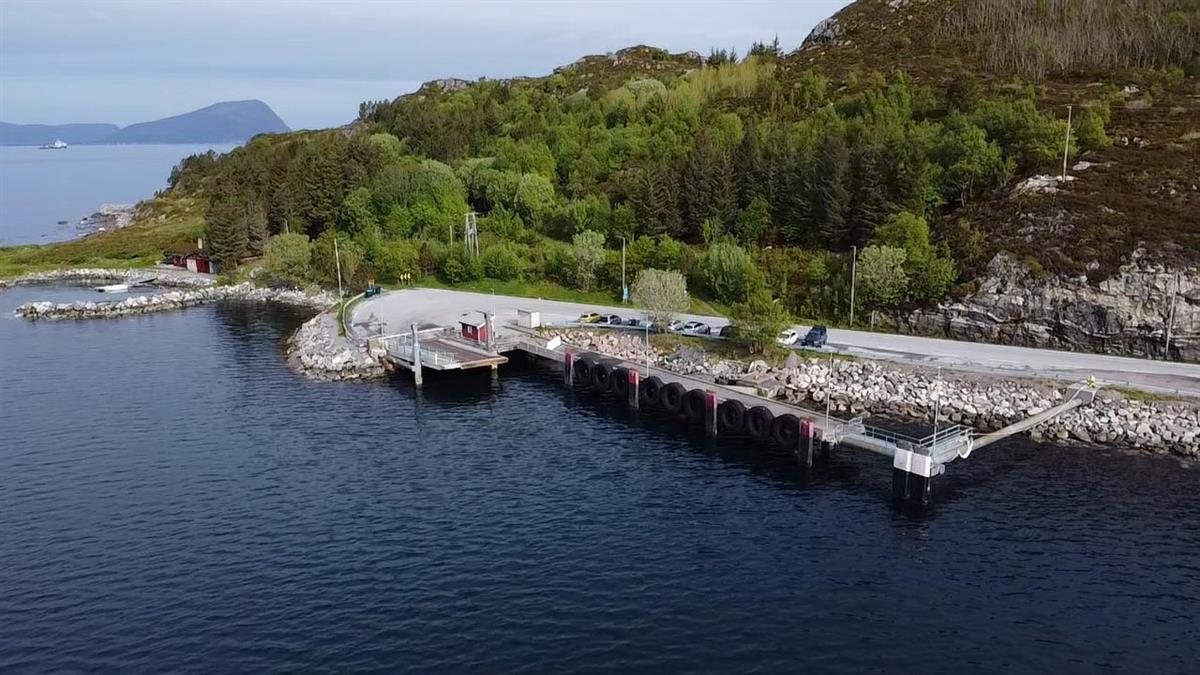 Dronebilde av ferjekai. - Klikk for stort bilete