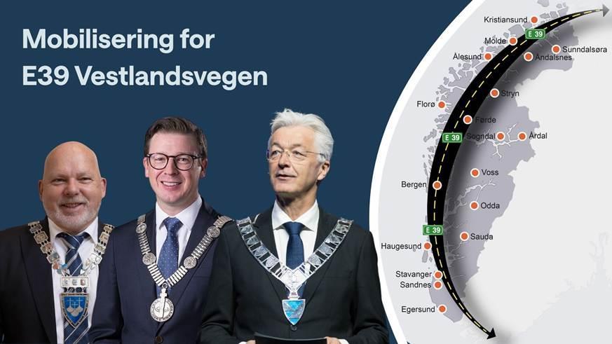 Tre menn som står ved eit kart over Vestlandet