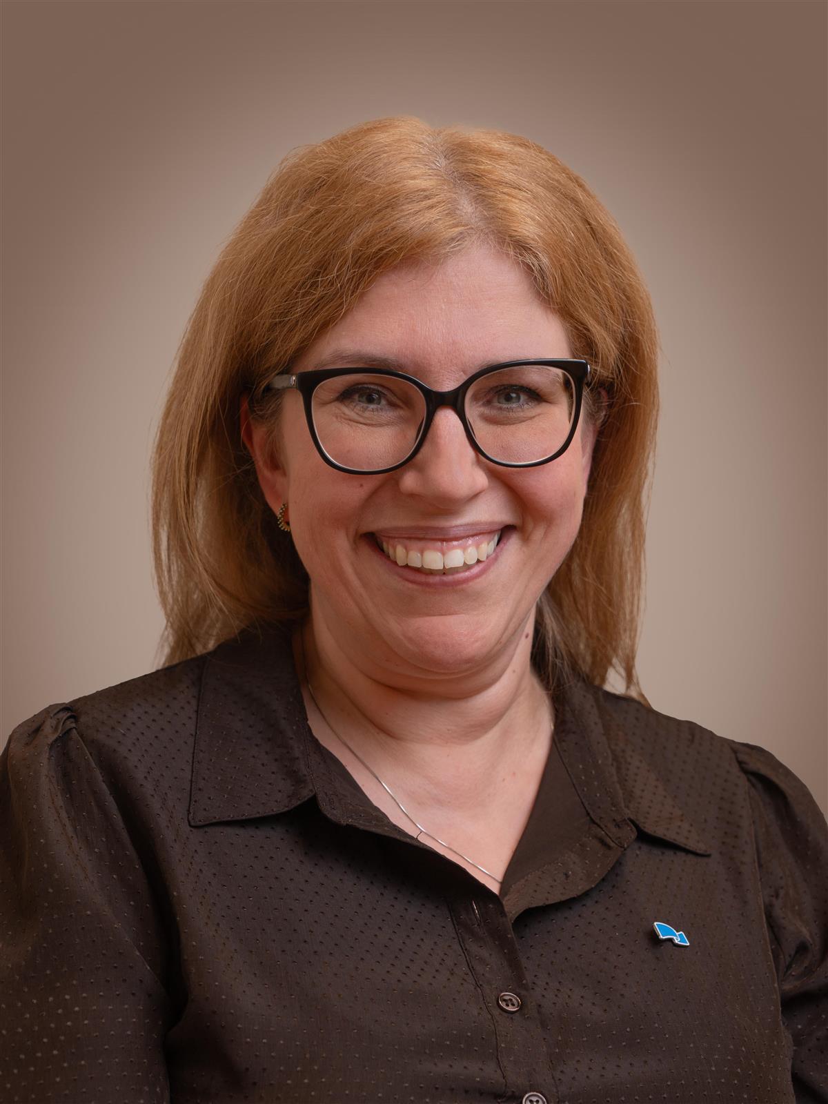 Portrett av kvinne med briller og langt hår - Klikk for stort bilete