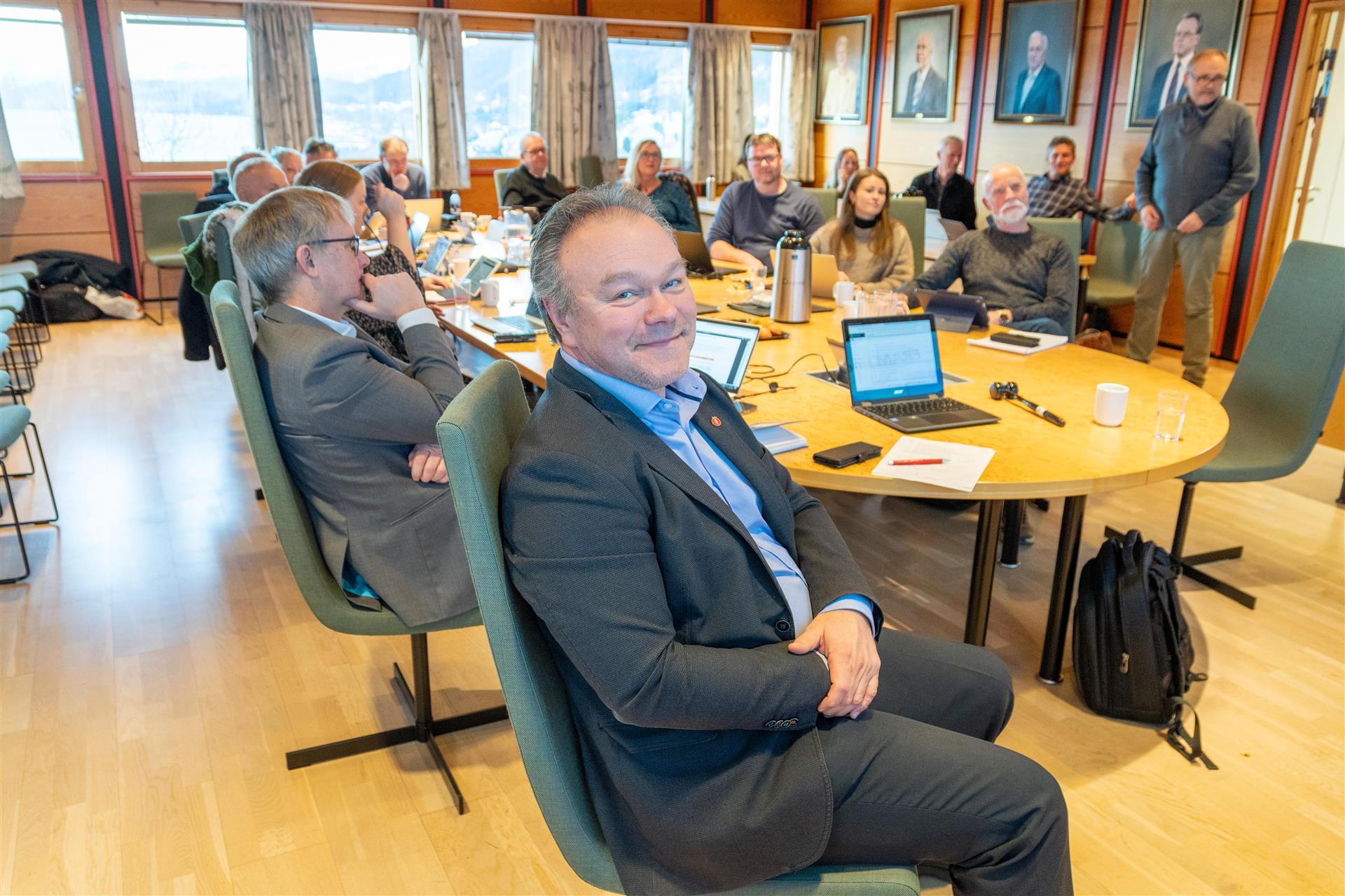 Mann i møte.