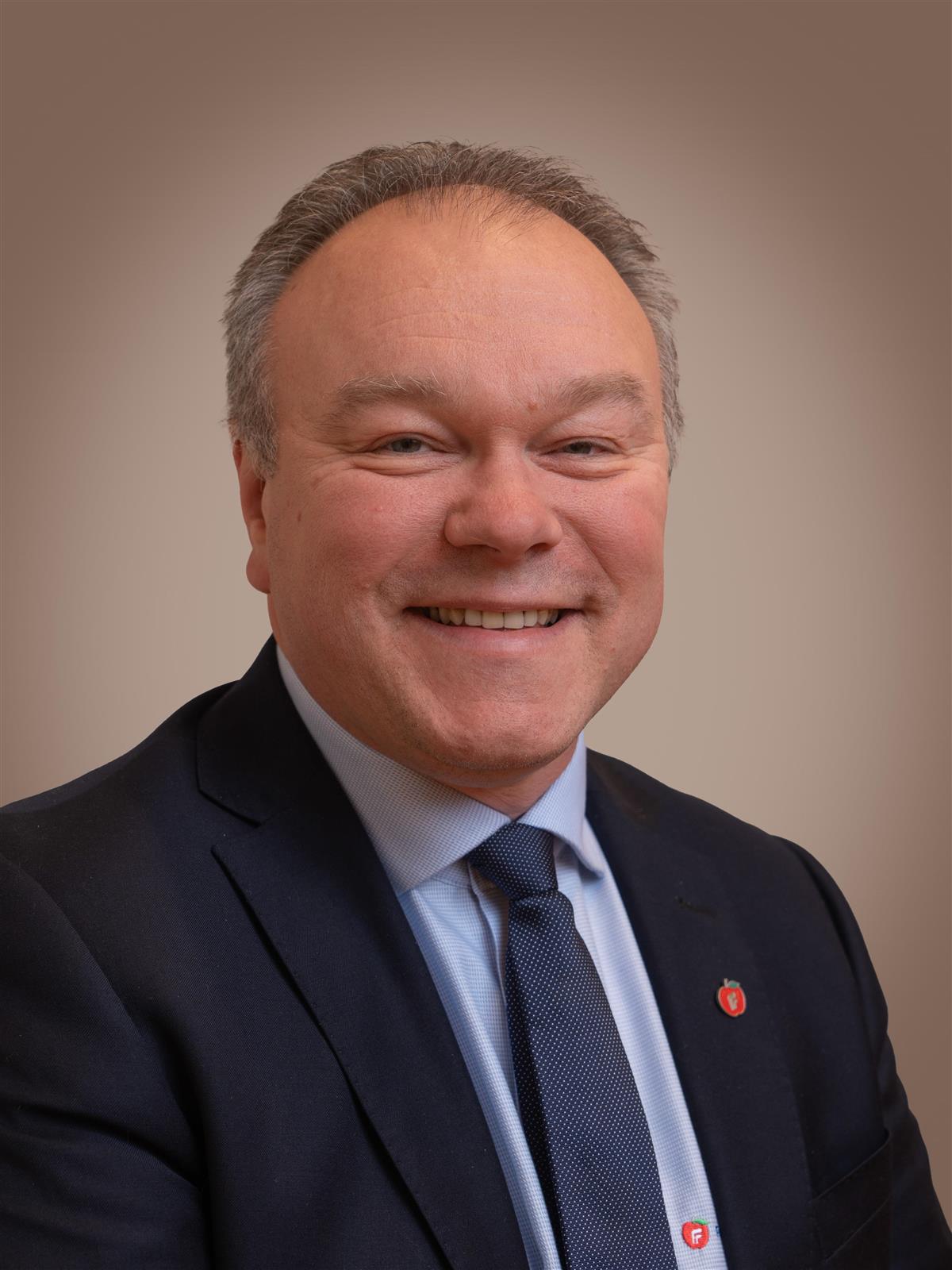 Portrett av mann med mørk dress - Klikk for stort bilete