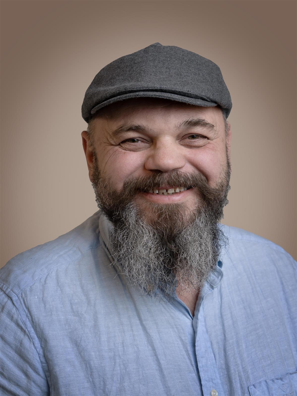 Portrett av mann med skjegg og hatt - Klikk for stort bilete